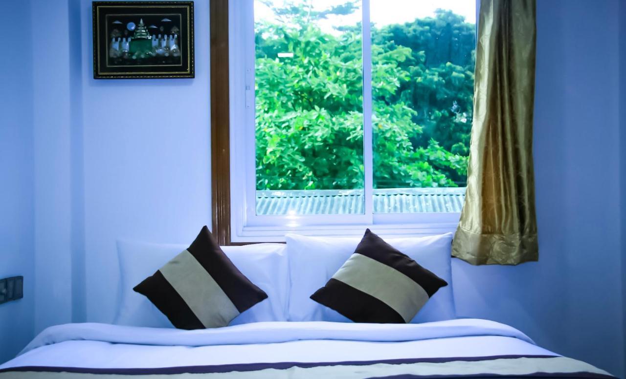 The Lodge Yangon Poshtel Exterior photo